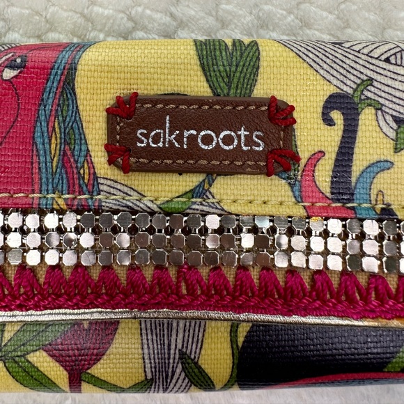 The Sak SakRoots yellow peace birds trifold wallet Sequin and embroidered trim - Picture 3 of 9